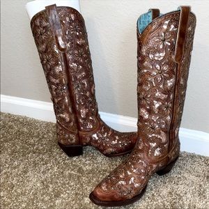 ISO THESE BOOTS IN AN 11